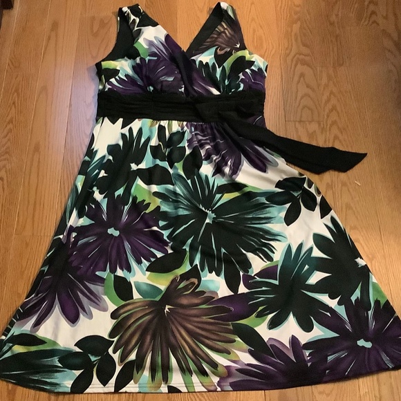 Floral dress. Made by Jessica. Size 10 petite. - Picture 2 of 4